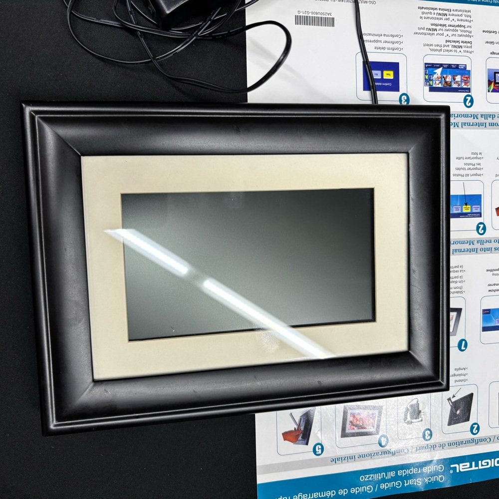 Digital Photo Frame with Black and White Design